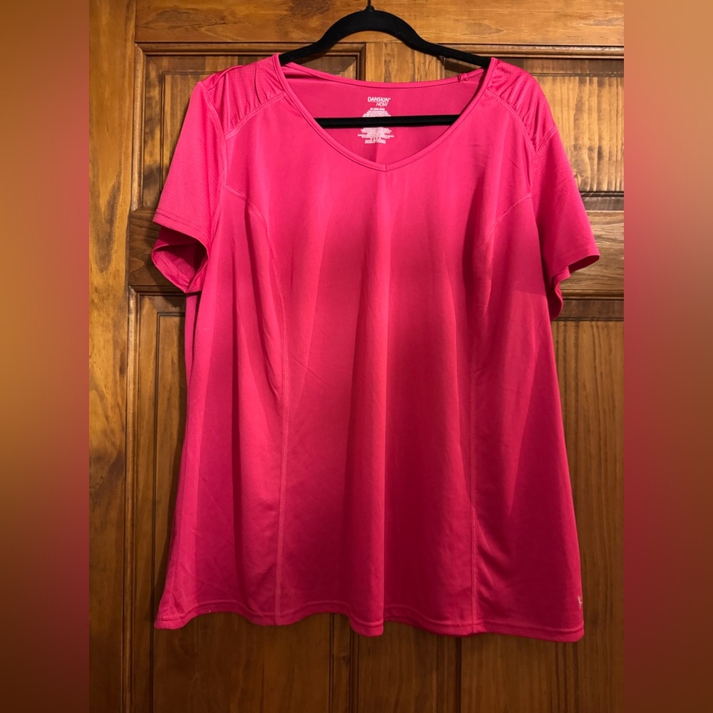 Danskin Now Vivid Pink Short Sleeve t-shirt 
 size 3X(22-24)pre-owned 
in EUC